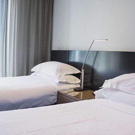 The Como Melbourne Bagian luar foto A lamp on a bedside table