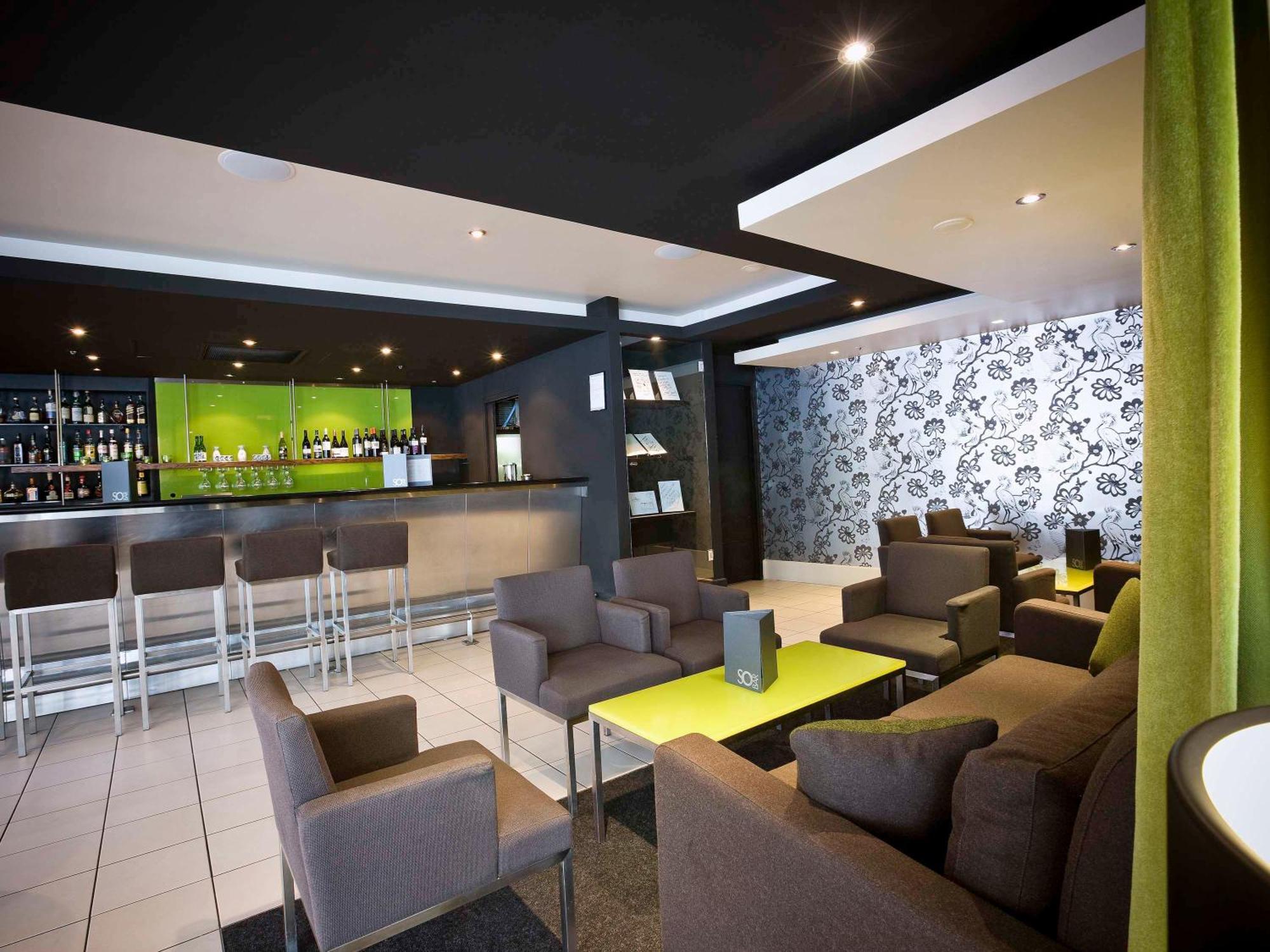 The Como Melbourne Bagian luar foto The lounge at the airport