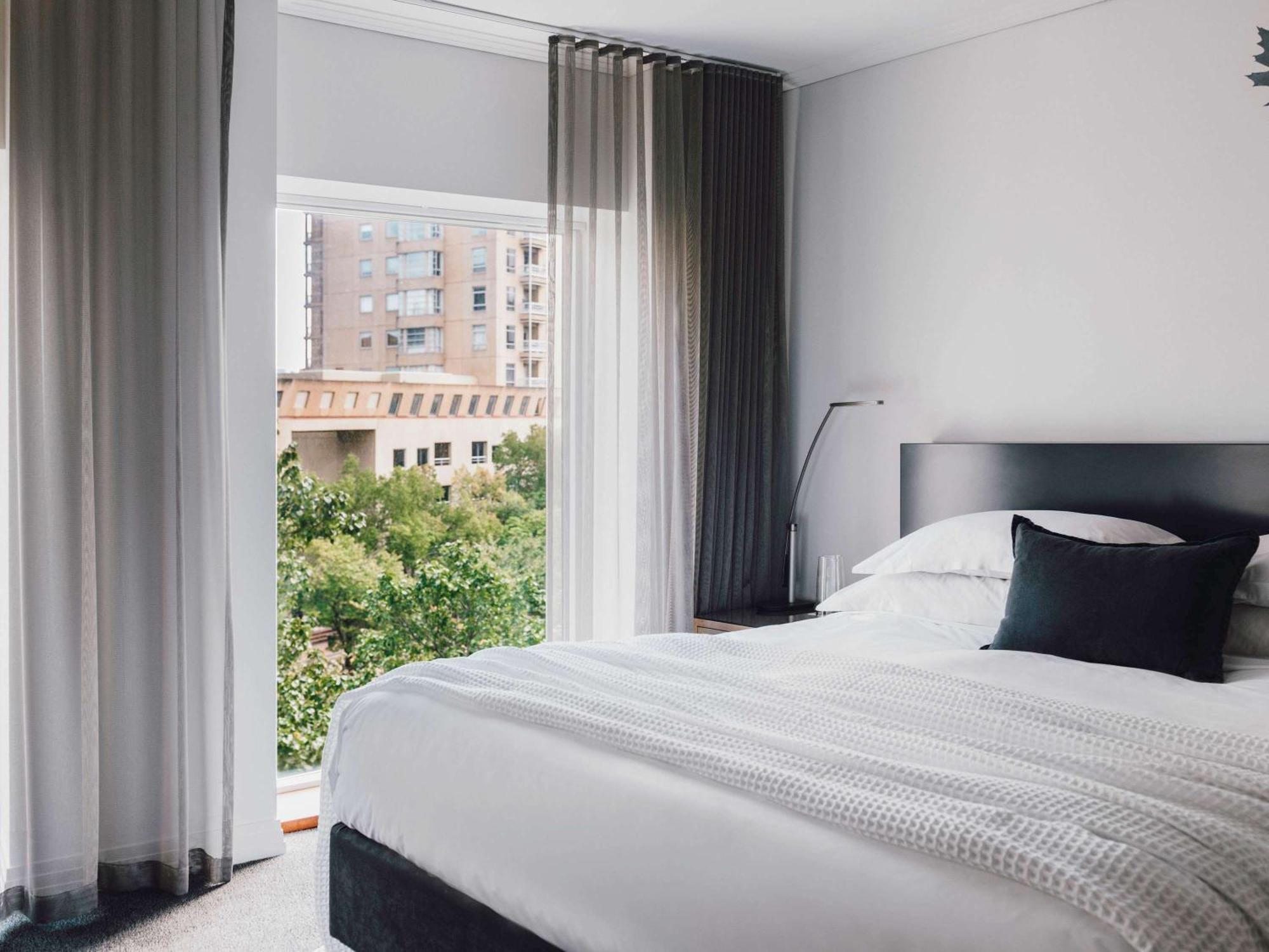 The Como Melbourne Bagian luar foto A bedroom at the Standard East Village