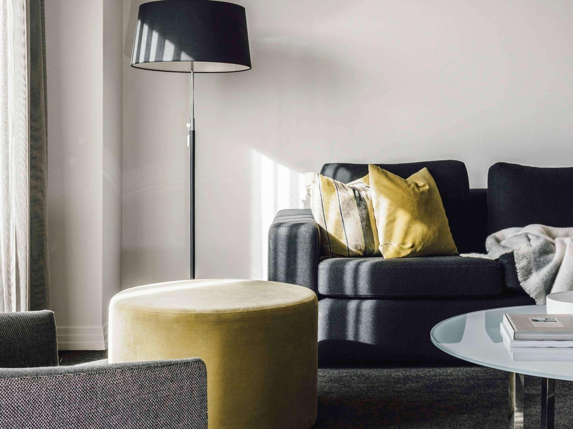 The Como Melbourne Bagian luar foto A floor lamp