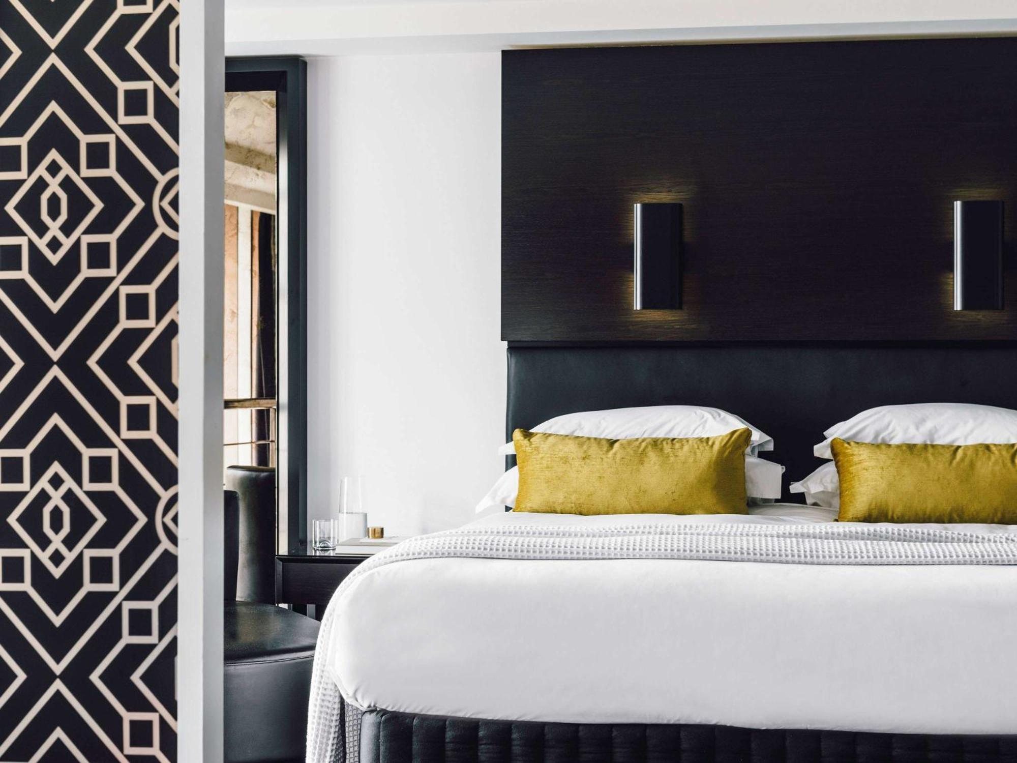 The Como Melbourne Bagian luar foto A bedroom at the hotel