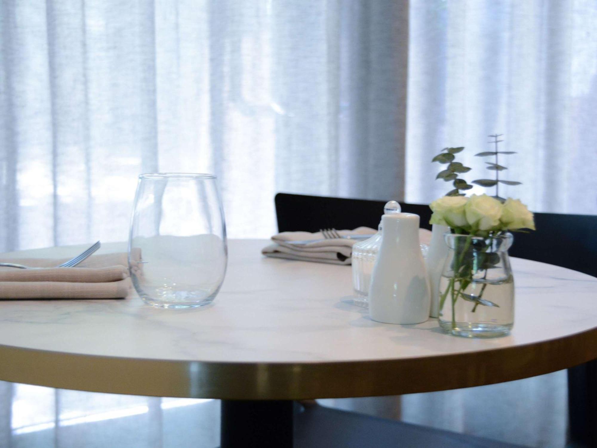 The Como Melbourne Bagian luar foto A table at the restaurant