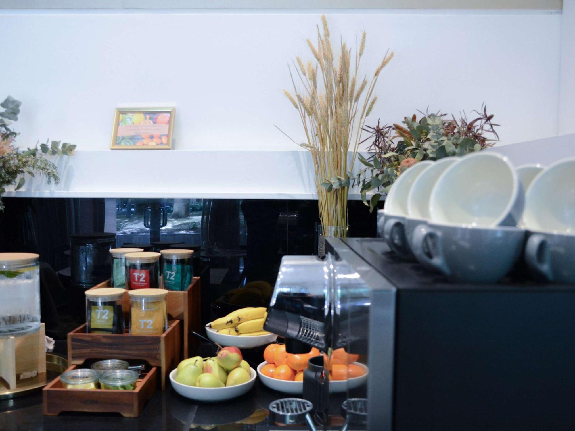 The Como Melbourne Bagian luar foto A typical breakfast buffet